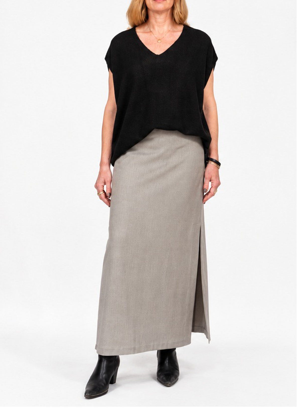 V-Neck Sweater - Black - Meg
